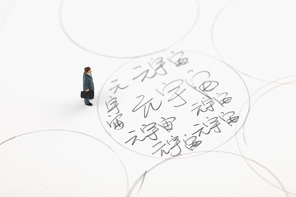 揭秘金融市场的双面舞者：OTC与交易所交易的生存法则
